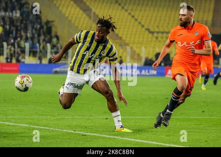 ISTANBUL, TÜRKEI - 22. OKTOBER: Michy Batshuayi von Fenerbahce, Leo Duarte von Basaksehir FK während des türkischen Super Lig-Spiels zwischen Fenerbahce und Basaksehir FK am Sukruu Saracoglu Stadyumu am 22. Oktober 2022 in Istanbul, Türkei (Foto: Orange Picts) Stockfoto