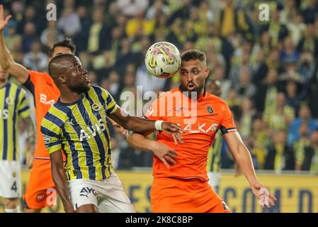 ISTANBUL, TÜRKEI - 22. OKTOBER: Enner Valencia aus Fenerbahce, Leo Duarte aus Basaksehir FK während des türkischen Super Lig-Spiels zwischen Fenerbahce und Basaksehir FK am Sukruu Saracoglu Stadyumu am 22. Oktober 2022 in Istanbul, Türkei (Foto: Orange Pictures) Stockfoto