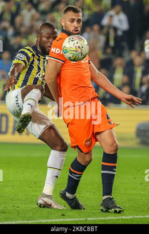 ISTANBUL, TÜRKEI - 22. OKTOBER: Enner Valencia aus Fenerbahce, Leo Duarte aus Basaksehir FK während des türkischen Super Lig-Spiels zwischen Fenerbahce und Basaksehir FK am Sukruu Saracoglu Stadyumu am 22. Oktober 2022 in Istanbul, Türkei (Foto: Orange Pictures) Stockfoto