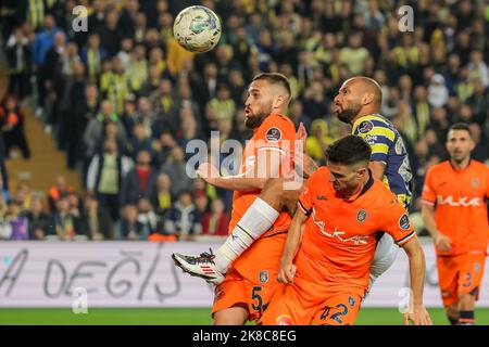 ISTANBUL, TÜRKEI - 22. OKTOBER: Leo Duarte von Basaksehir FK, Joao Pedro von Fenerbahce, Omer Ali Sahiner von Basaksehir FK während des türkischen Super Lig-Matches zwischen Fenerbahce und Basaksehir FK am 22. Oktober 2022 in Istanbul, Türkei (Foto: Orange Pictures) Stockfoto