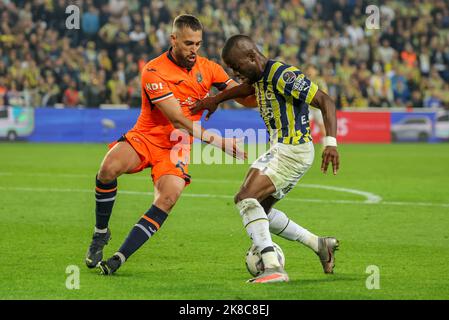 ISTANBUL, TÜRKEI - 22. OKTOBER: Leo Duarte von Basaksehir FK, Enner Valencia von Fenerbahce während des türkischen Super Lig-Spiels zwischen Fenerbahce und Basaksehir FK am Sukruu Saracoglu Stadyumu am 22. Oktober 2022 in Istanbul, Türkei (Foto: Orange Pictures) Stockfoto