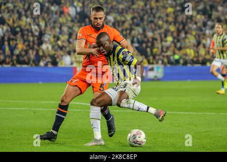 ISTANBUL, TÜRKEI - 22. OKTOBER: Leo Duarte von Basaksehir FK, Enner Valencia von Fenerbahce während des türkischen Super Lig-Spiels zwischen Fenerbahce und Basaksehir FK am Sukruu Saracoglu Stadyumu am 22. Oktober 2022 in Istanbul, Türkei (Foto: Orange Pictures) Stockfoto