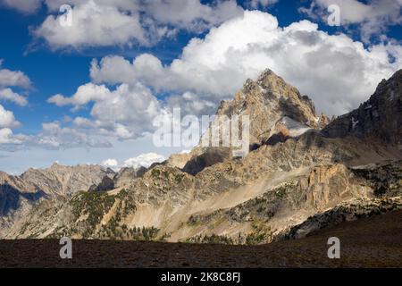 Der Grand Teton, der hoch über der South Fork des Cascade Canyon aufsteigt. Grand Teton National Park, Wyoming Stockfoto