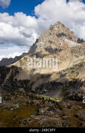 Der Grand Teton, der hoch über den höheren Höhen der South Fork des Cascade Canyon steigt. Grand Teton National Park, Wyoming Stockfoto