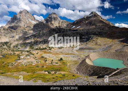 Schoolroom Glacier Lake, der sich unterhalb der Gipfel des Grand, Middle und South Teton auf der Spitze der South Fork des Cascade Canyon befindet. Grand Teton National Pa Stockfoto