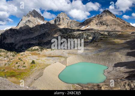 Die Gipfel des Grand, Middle und South Teton erheben sich über den Schoolroom Glacier Lake auf der Spitze der South Fork des Cascade Canyon. Grand Teton National Pa Stockfoto