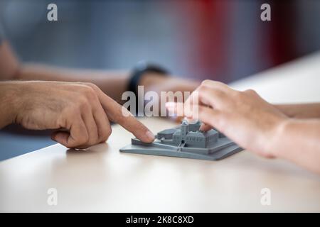 Menschen mit Sehbehinderung mit taktilen Karten, 3D-Modellen von Stadtzentren, Sehenswürdigkeiten, Straßen Stockfoto