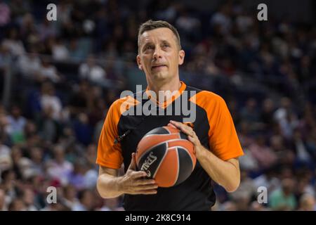 Madrid, Madrid, Spanien. 21. Oktober 2022. Schiedsrichter.beim Real Madrid Sieg über Crvena Zvezda mts Belgrad 72 - 56 in Turkish Airlines Euroleague regulären Saison Spiel (Runde 4) gefeiert im WiZink Center in Madrid (Spanien). Oktober 21. 2022. (Bild: © Juan Carlos GarcÃ-A Mate/Pacific Press via ZUMA Press Wire) Stockfoto