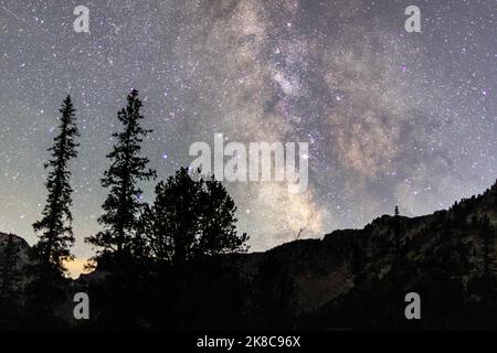 Das Zentrum der Milchstraßendalaxie, das hell über der Südgabel des Cascade Canyon leuchtet. Grand Teton National Park, Wyoming Stockfoto