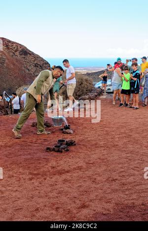 Dampfauslass oder Geysir auf Montanas del Fuego. Demonstration eines künstlichen Geysirs auf dem Feuerberg im Timanfaya Nationalpark, Lanzarote, Kanarische Inseln, Stockfoto