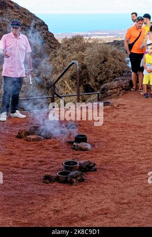 Dampfauslass oder Geysir auf Montanas del Fuego. Demonstration eines künstlichen Geysirs auf dem Feuerberg im Timanfaya Nationalpark, Lanzarote, Kanarische Inseln, Stockfoto