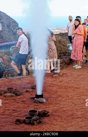 Dampfauslass oder Geysir auf Montanas del Fuego. Demonstration eines künstlichen Geysirs auf dem Feuerberg im Timanfaya Nationalpark, Lanzarote, Kanarische Inseln, Stockfoto