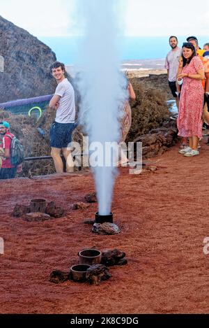 Dampfauslass oder Geysir auf Montanas del Fuego. Demonstration eines künstlichen Geysirs auf dem Feuerberg im Timanfaya Nationalpark, Lanzarote, Kanarische Inseln, Stockfoto