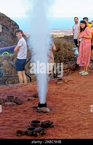 Dampfauslass oder Geysir auf Montanas del Fuego. Demonstration eines künstlichen Geysirs auf dem Feuerberg im Timanfaya Nationalpark, Lanzarote, Kanarische Inseln, Stockfoto