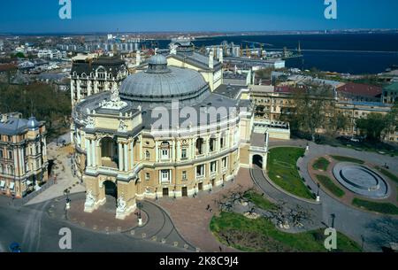 Luftpanorama des Nationalen Opern- und Balletttheaters in Odessa Ukraine mit Stadt und Hafen als Hintergrund Stockfoto