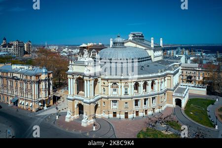 Das Nationaltheater für Oper und Ballett in Odessa Ukraine mit Stadt und Hafen als Hintergrund Stockfoto