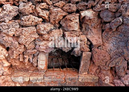 Dampfauslass oder Geysir auf Montanas del Fuego im Nationalpark Parque Nacional de Timanfaya, Lanzarote, Kanarische Inseln, Spanien - 20.. September 2022 Stockfoto