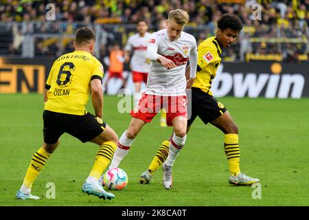 Chris FUEHRICH (Fuhrich)(mi., S) gegen Salih OEZCAN (Ozcan, li., DO) und Karim ADEYEMI (DO), Action, Kampf um den Ball, Fußball 1. Bundesliga, 11. Spieltag, Borussia Dortmund (DO) - VfB Stuttgart (S) 5: 0, am 22. Oktober 2022 in Dortmund/Deutschland. Stockfoto