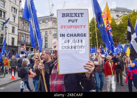 London, Großbritannien. 22.. Oktober 2022. Demonstranten in der Nähe des Trafalgar Square. Tausende von Menschen marschierten durch Central London und forderten, dass Großbritannien den Brexit umkehrt und sich der Europäischen Union erfreut. Kredit: Vuk Valcic/Alamy Live Nachrichten Stockfoto