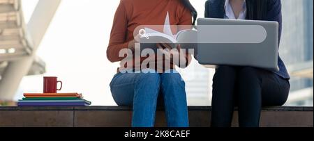 Junge Frau, die sich anlehnt und Computersuche macht, indem sie in der Suchleiste oder im Suchfeld auf dem virtuellen Bildschirm recherchiert und im Internet glob surft Stockfoto