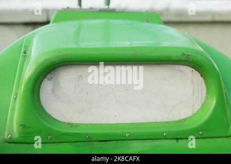 Grüner Abfallbehälter. Mülltonne in der Stadt. Getrennte Abfallsammlung. Kunststofftank. Stockfoto