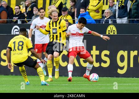 KEINE VERKÄUFE IN JAPAN! Wataru ENDO, rechts, VFB Stuttgart, gegen Julian BRANDT (DO), Action, Duelle, Fußball 1. Bundesliga, 11. Spieltag, Borussia Dortmund (DO) - VfB Stuttgart (S) 5: 0, am 22.. Oktober 2022 in Dortmund. Stockfoto