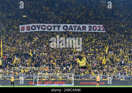 Dortmund, Deutschland. 22. Oktober 2022. In der Halbzeitpause halten Fans der Dortmunder Südtribuene ein Banner mit der Aufschrift '# Boykott Katar 2022', Protest, Boykott, Fußball 1. Bundesliga, 11. Spieltag, Borussia Dortmund (DO) - VfB Stuttgart (S), am 22,10. 2022 in Dortmund. Kredit: dpa/Alamy Live Nachrichten Stockfoto