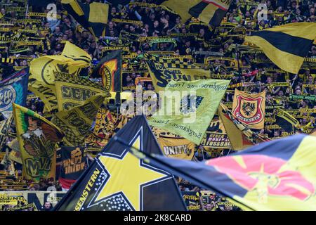 Fahnen und Fans auf der Südtribüne, Fan, Fans, Zuschauer, Fans, Fußball 1. Bundesliga, Spieltag 11., Borussia Dortmund (DO) - VfB Stuttgart (S) 5: 0, am 22.. Oktober 2022 in Dortmund. Stockfoto