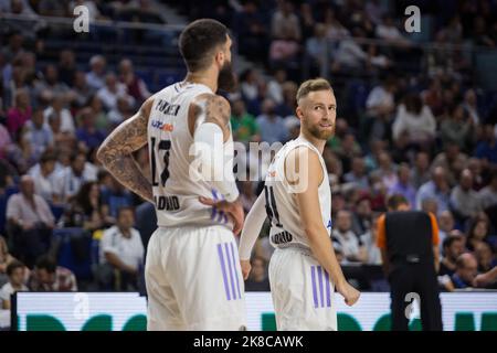 Madrid, Madrid, Spanien. 21. Oktober 2022. Vicent Poirier (L) und Dzanan Musa (R).während des Real Madrid Sieges über Crvena Zvezda mts Belgrad 72 - 56 in Turkish Airlines Euroleague regulären Saisonspiel (Runde 4) im WiZink Center in Madrid (Spanien) gefeiert. Oktober 21. 2022. (Bild: © Juan Carlos GarcÃ-A Mate/Pacific Press via ZUMA Press Wire) Stockfoto