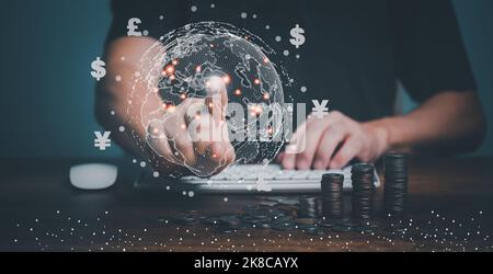 Geld verdienen Online-Konzept, erfolgreicher junger Mann mit Computer-Gebäude Online-Geschäft Geld verdienen, Zeigen Globus-Netzwerk mit Dollar, Yuan, Poun Stockfoto