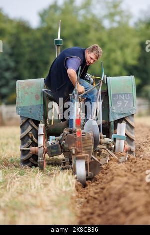 Der Sheepy and District 106. Annual Plüging, Hedecutting and Ditching Wettbewerb fand in North Warwickshire, England, statt. Die Veranstaltung zeigt die Fähigkeit, entweder mit modernen, Vintage-Traktoren oder Pferden zu pflügen. Im Bild: Der 16-jährige Jack Gilbert aus Derby, der am Wettbewerb teilnimmt Stockfoto