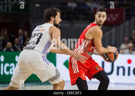 Madrid, Madrid, Spanien. 21. Oktober 2022. Sergio Llull (L) und Stefan Markovic (R).während des Real Madrid-Sieges über Crvena Zvezda mts Belgrad 72 - 56 im regulären Saisonspiel der Turkish Airlines Euroleague (Runde 4) im WiZink Center in Madrid (Spanien). Oktober 21. 2022. (Bild: © Juan Carlos GarcÃ-A Mate/Pacific Press via ZUMA Press Wire) Stockfoto