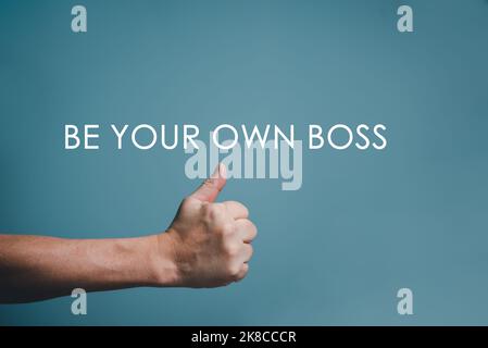 SEIEN SIE IHR EIGENES BOSS-geschriebenes Wort mit Handklumpen nach oben und kopieren Sie Platz. Stockfoto