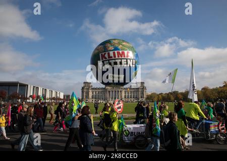 Berlin, Deutschland. 22. Oktober 2022. Eine Demonstration für mehr soziale Gerechtigkeit in der Energiekrise hat am Samstag, den 22. Oktober 2022, durch Berlin stattgefunden. Der Protest ging auch am Reichstag vorbei. Ein gigantischer Ballon mit der Aufschrift: Save Climate wurde hochgehalten. Aufgrund der steigenden Energiepreise forderten die Demonstranten unter anderem gezielte Entlastung für Menschen mit niedrigem Einkommen, einen Mietstopp, eine Vermögenssteuer und den Ausbau erneuerbarer Energien, um unabhängig von Kohle und Gas zu werden. (Foto: Michael Kuenne/PRESSCOV/Sipa USA) Quelle: SIPA USA/Alamy Live News Stockfoto