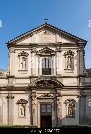 façade der St.-Stephans-Basilika, Kirche aus dem 5.. Jahrhundert, im Stadtzentrum von Mailand, Region Lombardei, Italien Stockfoto