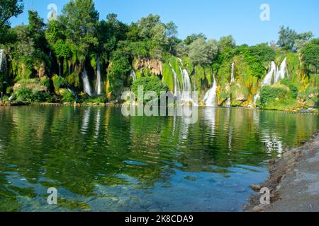 Magischer Ort, bezaubernd, wunderschön, magischer Kravice Wasserfall. Stockfoto