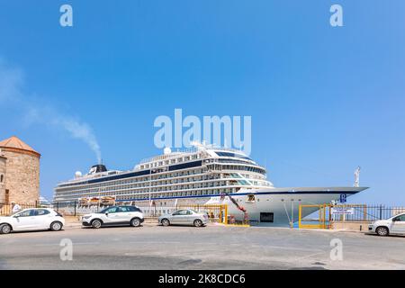 Rhodos, Griechenland - 23. August 2022: Panoramablick auf schöne Yachten, touristische Fähren stehen im Hafen von Rhodos, Griechenland. Stockfoto