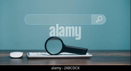 Lupe Tastatur Computer und Suchleiste oder Suchfeld auf dem virtuellen Bildschirm, Surfen im Internet globale Daten Informationen. Stockfoto