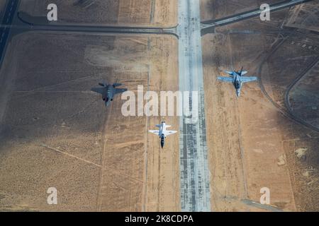 Der Testflügel 412. führte in Zusammenarbeit mit dem NASA Armstrong Flight Research Center vor der Aerospace Valley Air Show 2022 einen Überflug über das Greater Antelope Valley in Kalifornien durch. Die Überführung flog über 55 Schulen und bot den Schülern eine sichtbare Darstellung der Unterrichtspläne, die von der US Air Force Test Pilot School und der NASA erstellt wurden. Die Flüge boten den Besatzungen auch wertvolle Trainingszeit in Fertigkeiten wie Formationsflug und Zeit auf Zielen. Stockfoto