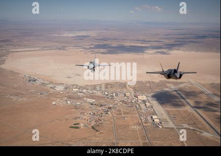 Der Testflügel 412. führte in Zusammenarbeit mit dem NASA Armstrong Flight Research Center vor der Aerospace Valley Air Show 2022 einen Überflug über das Greater Antelope Valley in Kalifornien durch. Die Überführung flog über 55 Schulen und bot den Schülern eine sichtbare Darstellung der Unterrichtspläne, die von der US Air Force Test Pilot School und der NASA erstellt wurden. Die Flüge boten den Besatzungen auch wertvolle Trainingszeit in Fertigkeiten wie Formationsflug und Zeit auf Zielen. Stockfoto