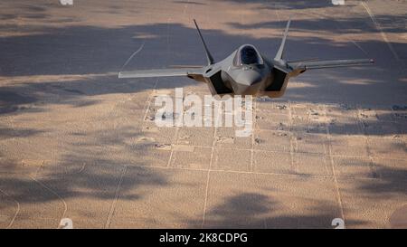 HE 412. Test Wing führte in Zusammenarbeit mit dem NASA Armstrong Flight Research Center vor der Aerospace Valley Air Show 2022 einen Überflug über das Greater Antelope Valley in Kalifornien durch. Die Überführung flog über 55 Schulen und bot den Schülern eine sichtbare Darstellung der Unterrichtspläne, die von der US Air Force Test Pilot School und der NASA erstellt wurden. Die Flüge boten den Besatzungen auch wertvolle Trainingszeit in Fertigkeiten wie Formationsflug und Zeit auf Zielen. Stockfoto