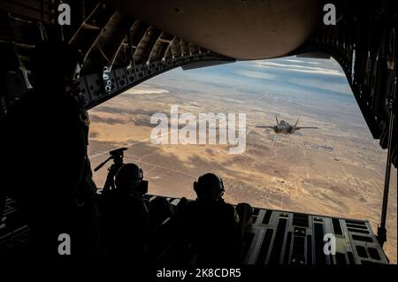 Der Testflügel 412. führte in Zusammenarbeit mit dem NASA Armstrong Flight Research Center vor der Aerospace Valley Air Show 2022 einen Überflug über das Greater Antelope Valley in Kalifornien durch. Die Überführung flog über 55 Schulen und bot den Schülern eine sichtbare Darstellung der Unterrichtspläne, die von der US Air Force Test Pilot School und der NASA erstellt wurden. Die Flüge boten den Besatzungen auch wertvolle Trainingszeit in Fertigkeiten wie Formationsflug und Zeit auf Zielen. Stockfoto