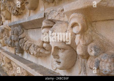 Geschnitzte griechische Maske aus den Ruinen des Theaters der antiken Stadt Aphrodisias, Aydin, Türkei, geborgen Stockfoto