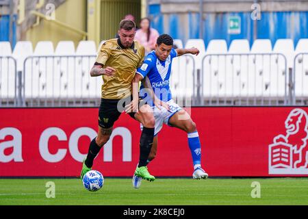 Mario Rigamonti Stadion, Brescia, Italien, 22. Oktober 2022, Przemyslaw Wisniewski (FC Venezia) und Alexander Jallow (FC Brescia) während des Spiels Brescia Calcio gegen den FC Venezia - Italienischer Fußball der Serie B Stockfoto