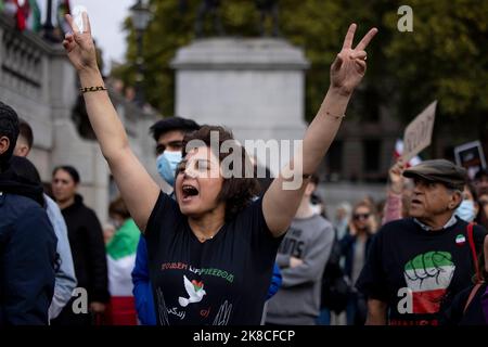 London, Großbritannien. 22. Oktober 2022. Eine iranische Protestantin sah während der Demonstration auf dem Trafalgar Square Parolen singen. Iraner und Irakkurden, die im Vereinigten Königreich leben, und ihre Anhänger protestieren weiterhin auf der Straße und fordern die britische Regierung auf, die Brutalität der iranischen islamischen Regierung nicht mehr zu unterstützen, nachdem Mahsa Amini in Haft starb, nachdem sie von der iranischen Moralpolizei verhaftet wurde, weil sie ihr Kopftuch nicht trug Die richtige Art und Weise. (Foto von Hesther Ng/SOPA Images/Sipa USA) Quelle: SIPA USA/Alamy Live News Stockfoto