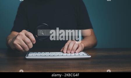 Lupe Tastatur Computer und Suchleiste oder Suchfeld auf dem virtuellen Bildschirm, Surfen im Internet globale Daten Informationen. Stockfoto
