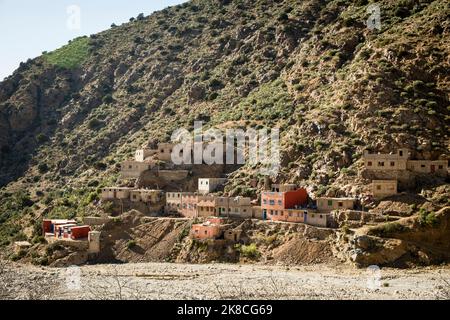 Berber Dorf mit Häusern in den Hügeln, hohe Atlas-Gebirge, Ourika-Tal, Marokko, Nordafrika Stockfoto