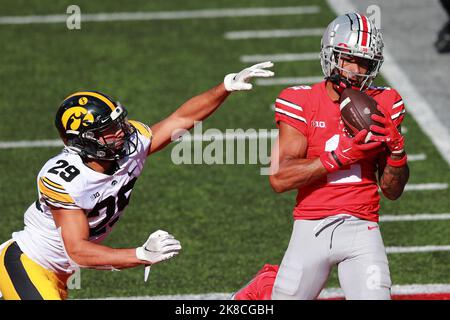 Columbus, Usa. 22. Oktober 2022. Ohio State Buckeyes Emeka Egbuka (2) macht am Samstag, den 22. Oktober 2022, in Columbus, Ohio, einen Haken für einen Touchdown über Iowa Hawkeyes Ryan Turner (29). Foto von Aaron Josefczyk/UPI Credit: UPI/Alamy Live News Stockfoto