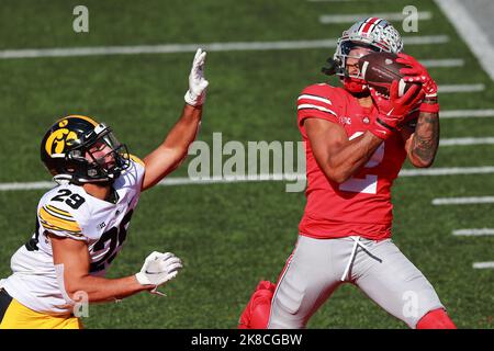 Columbus, Usa. 22. Oktober 2022. Ohio State Buckeyes Emeka Egbuka (2) macht am Samstag, den 22. Oktober 2022, in Columbus, Ohio, einen Haken für einen Touchdown über Iowa Hawkeyes Ryan Turner (29). Foto von Aaron Josefczyk/UPI Credit: UPI/Alamy Live News Stockfoto
