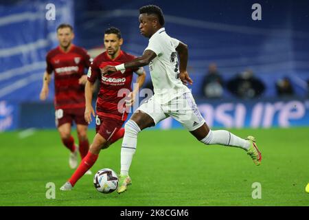 Madrid, Spanien, am 22. Oktober 2022. Real Madrid´s Vinícius Júnior während des La Liga Match Day 11 zwischen Real Madrid C.F. und Sevilla C.F. im Santiago Bernabeu Stadion in Madrid, Spanien, am 22. Oktober 2022 Credit: Edward F. Peters/Alamy Live News Stockfoto